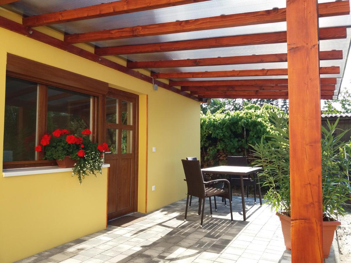 Hajas Familia Kiado Szobak Balatonmariafurdo Exterior photo